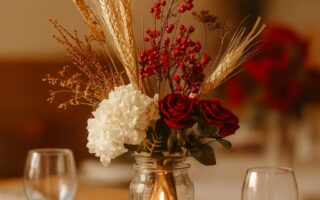 Beautiful wedding centerpiece with seasonal flowers and rustic autumn-inspired décor.